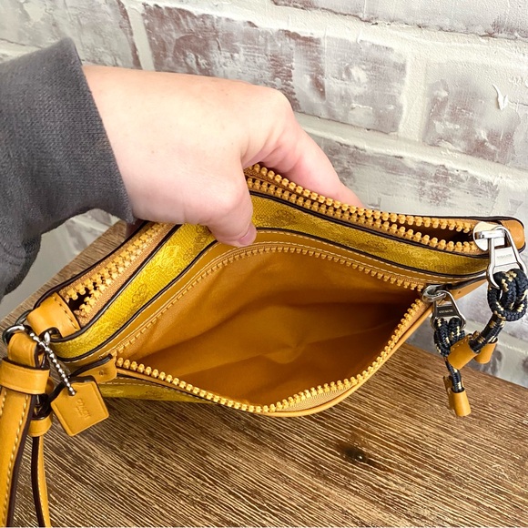 Coach • NWOT • Gallery Pouch • Horse And Carriage Print • Coated Canvas Wristlet